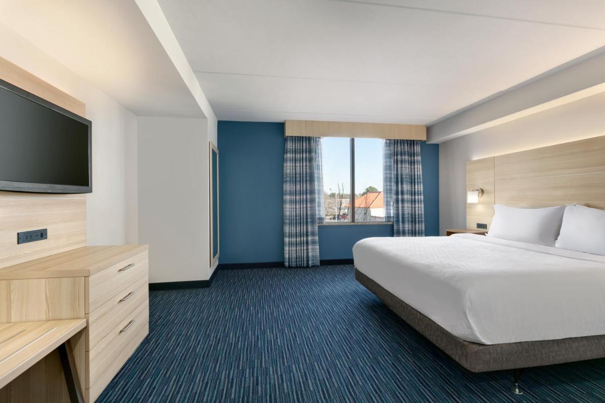 Photo - Holiday Inn Express Hotel & Suites Norfolk Airport, an IHG Hotel