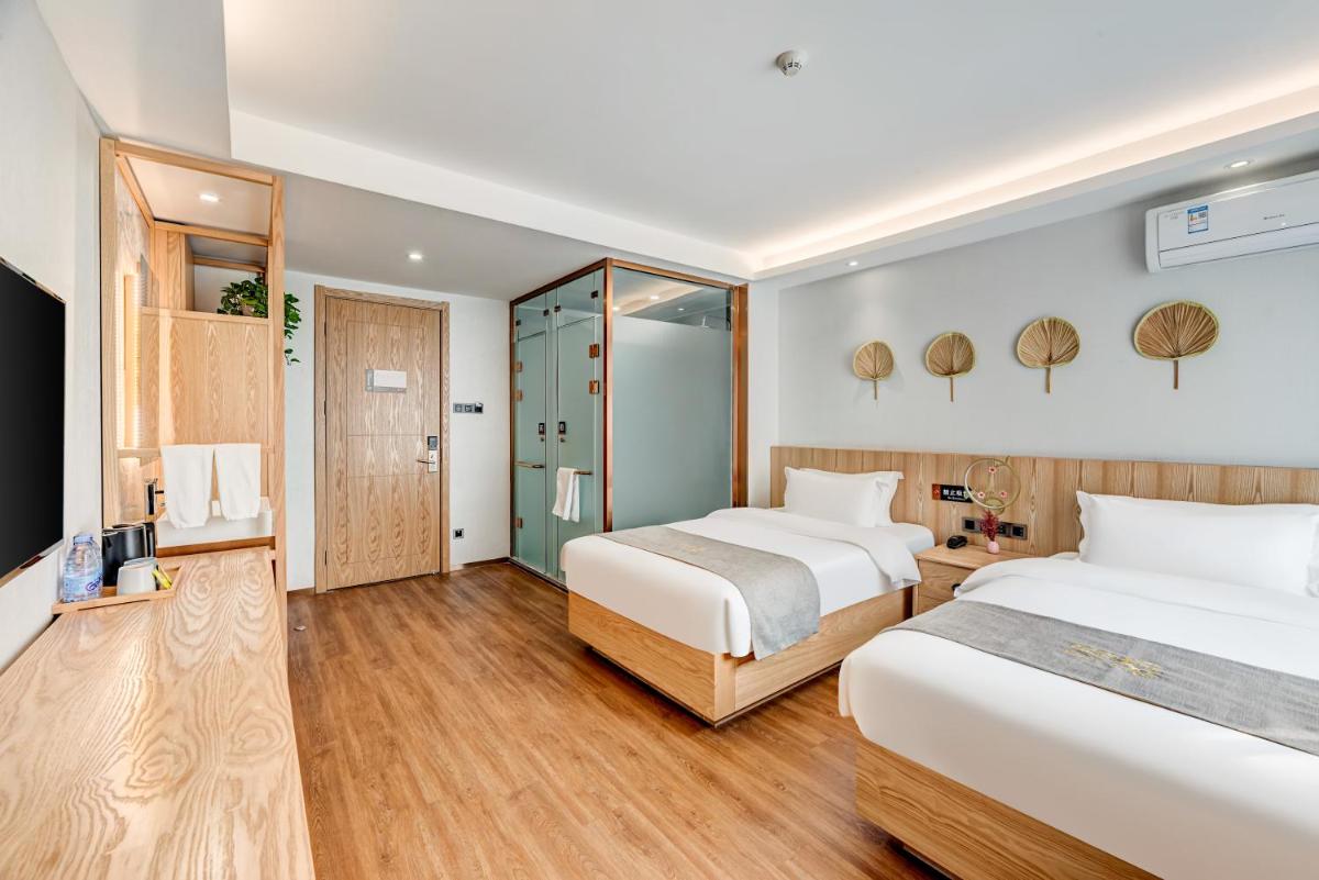 Foto - Happy Dragon City Culture Hotel -In the city center with ticket service&food recommendation,Near Tia