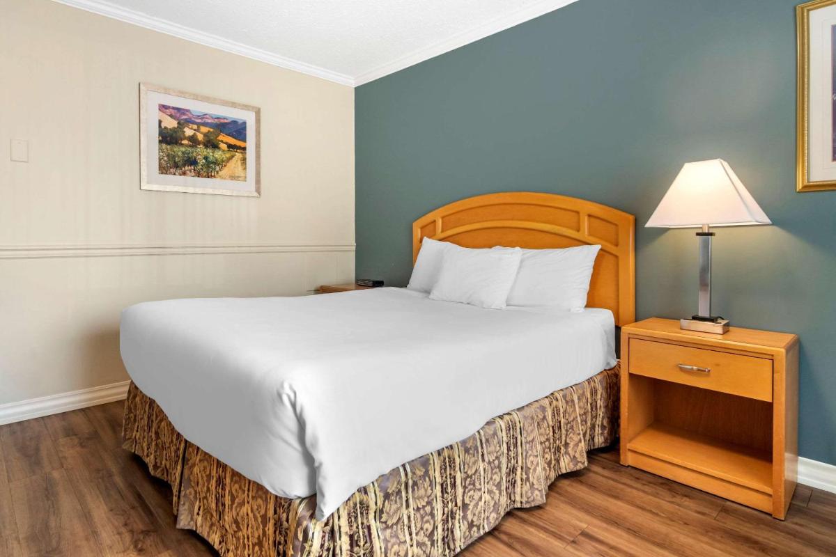 Photo - Econo Lodge Inn & Suites