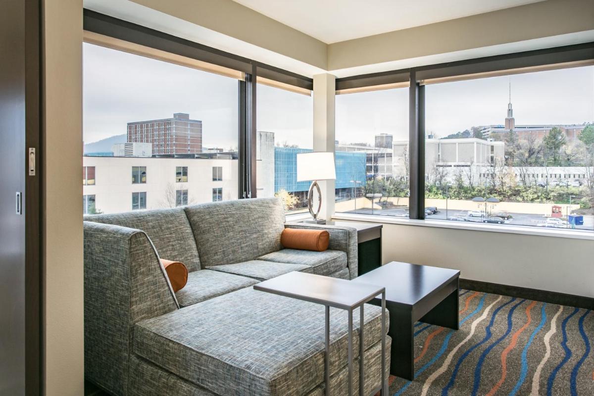 Photo - Holiday Inn Hotel & Suites Chattanooga, an IHG Hotel