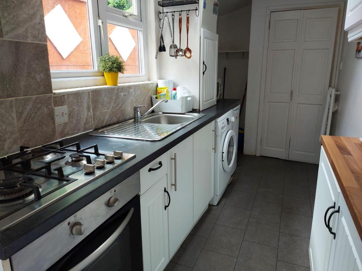 Photo - Salisbury House-Huku Kwetu Spacious 4 Bedrooms House- Sleeps 6 - Luton Town Centre