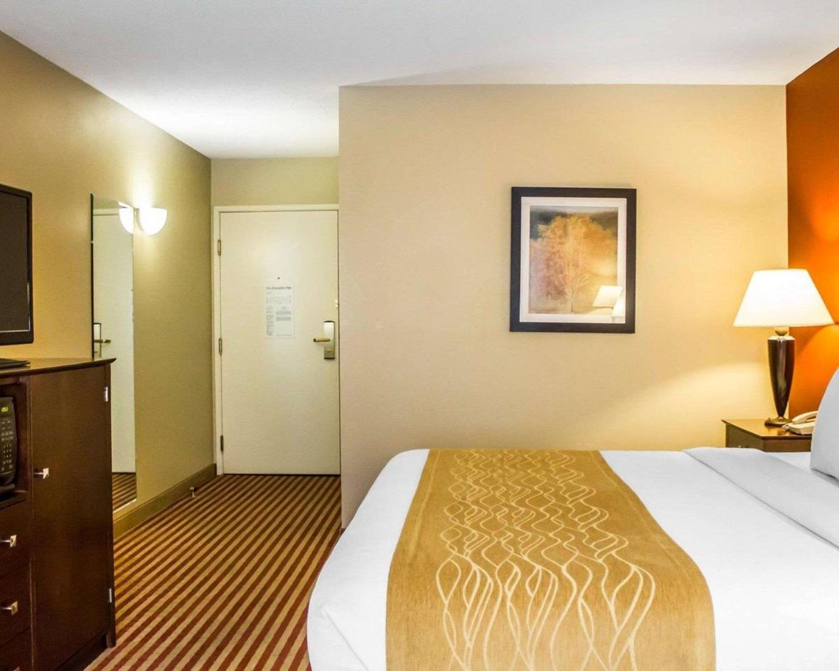 Photo - Comfort Inn & Suites