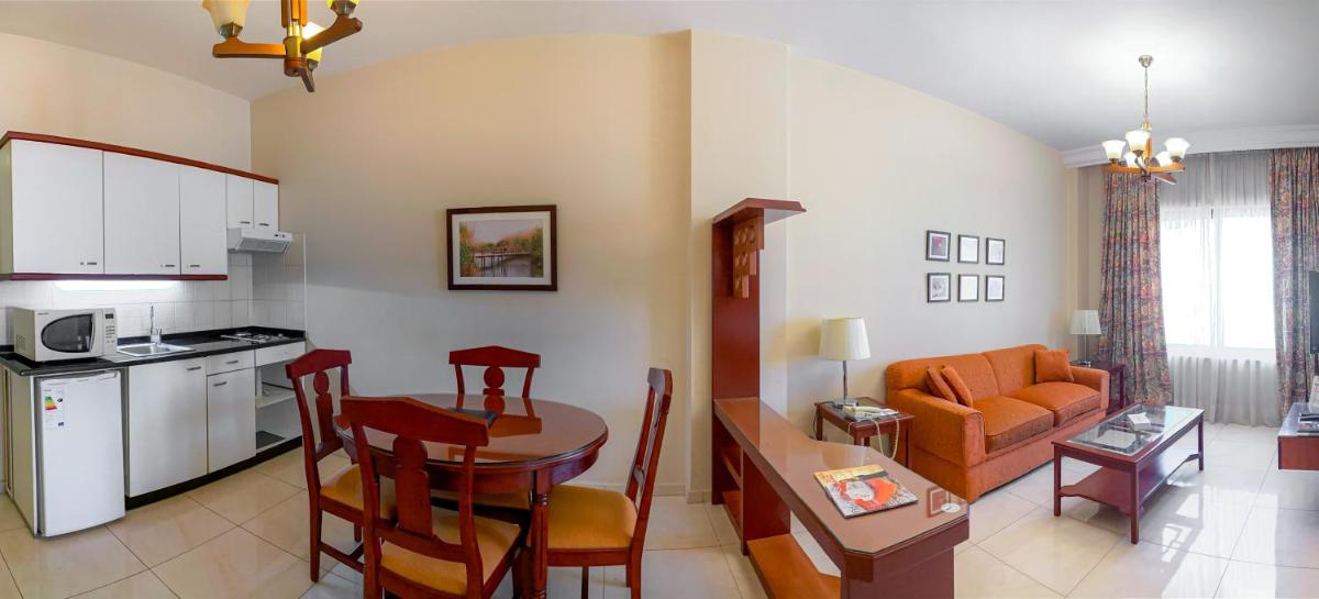 Photo - Comfort Hotel Suites