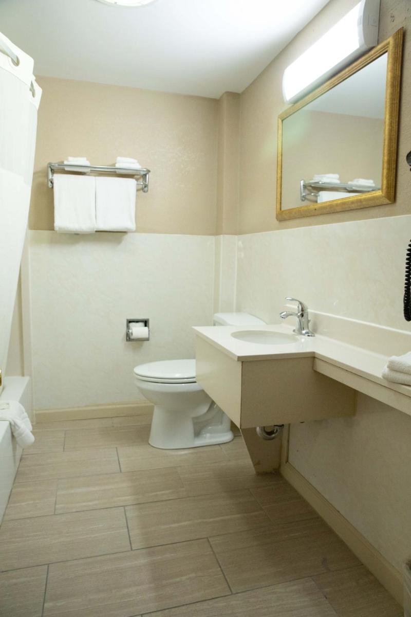 Photo - Quality Inn Raynham - Taunton