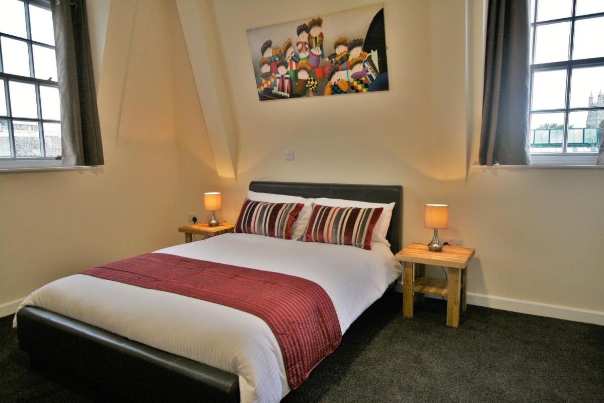 Photo - Central Hotel Gloucester by RoomsBooked