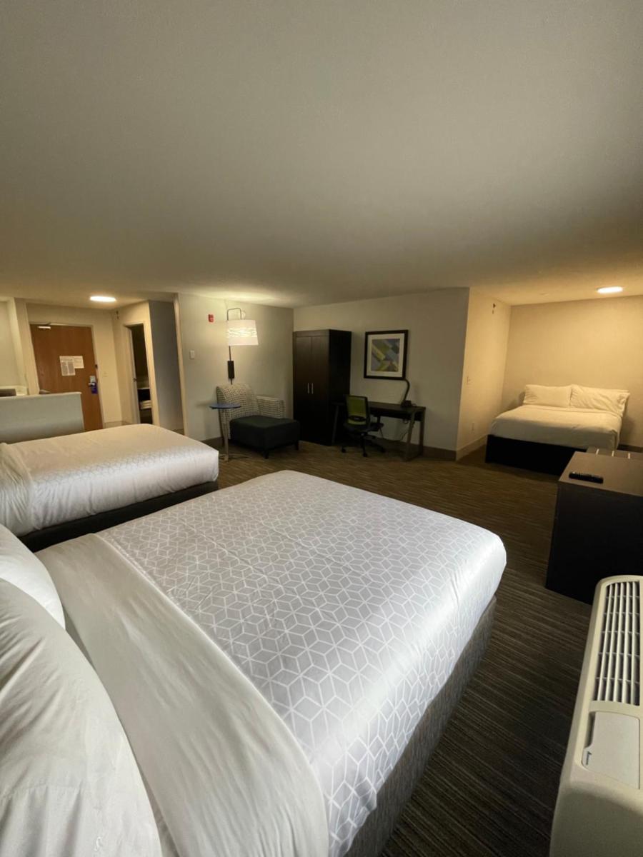 Photo - Holiday Inn Express Hotel & Suites Las Vegas, an IHG Hotel