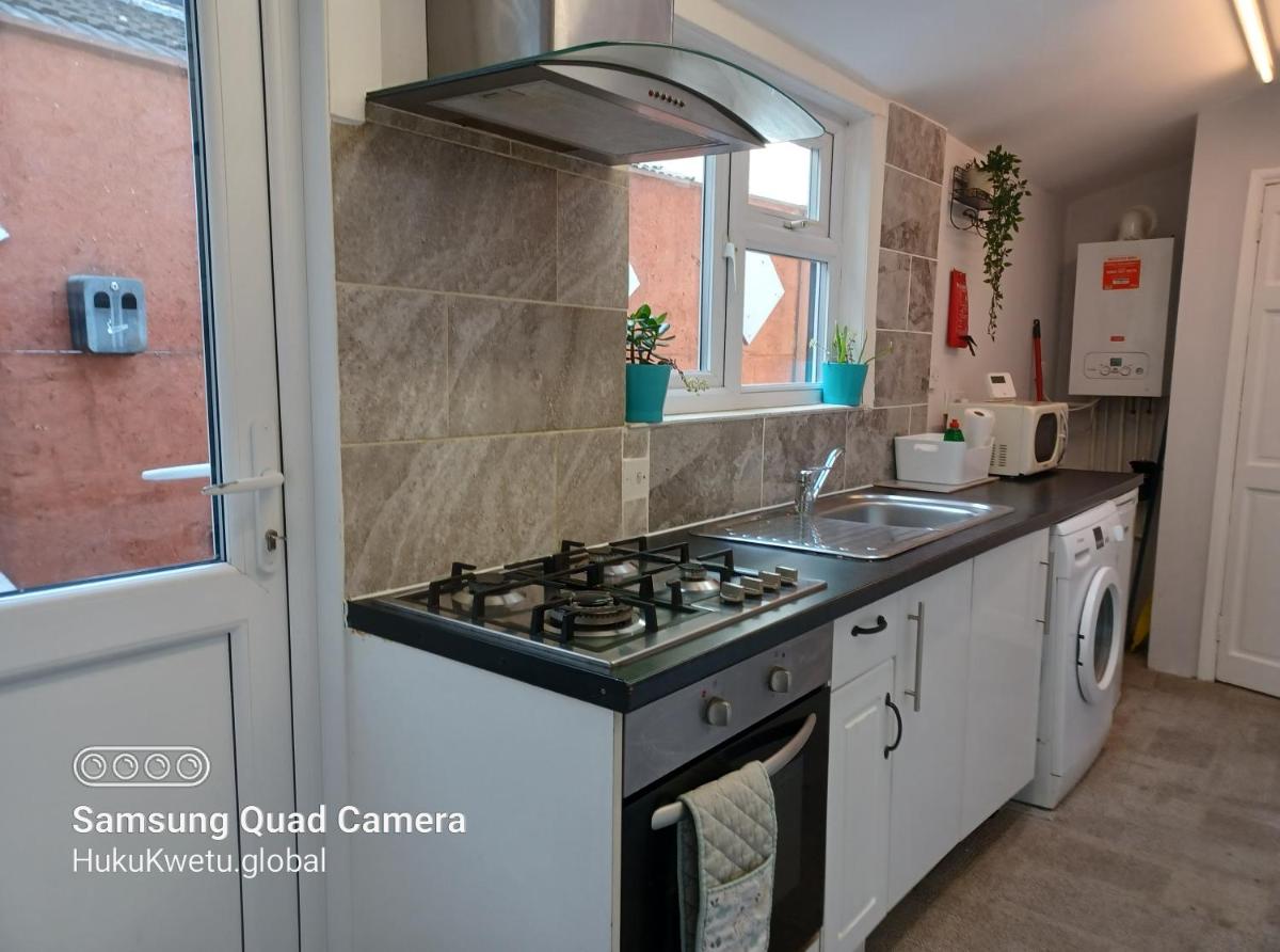 Photo - Salisbury House-Huku Kwetu Spacious 4 Bedrooms House- Sleeps 6 - Luton Town Centre