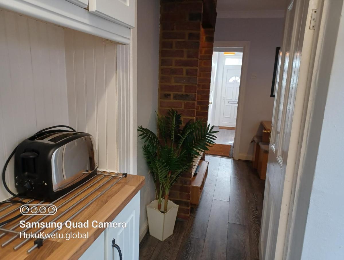 Photo - Salisbury House-Huku Kwetu Spacious 4 Bedrooms House- Sleeps 6 - Luton Town Centre