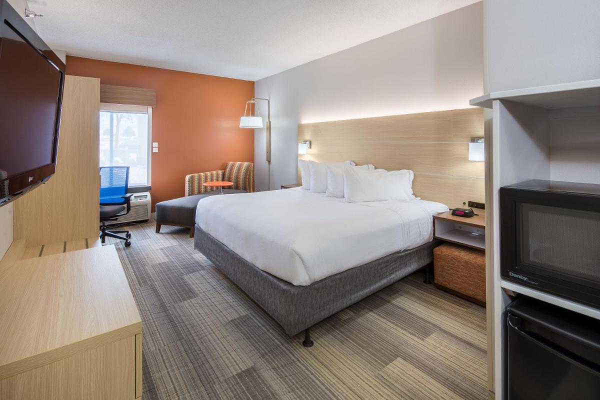 Photo - Holiday Inn Express Cedar Rapids - Collins Road, an IHG Hotel