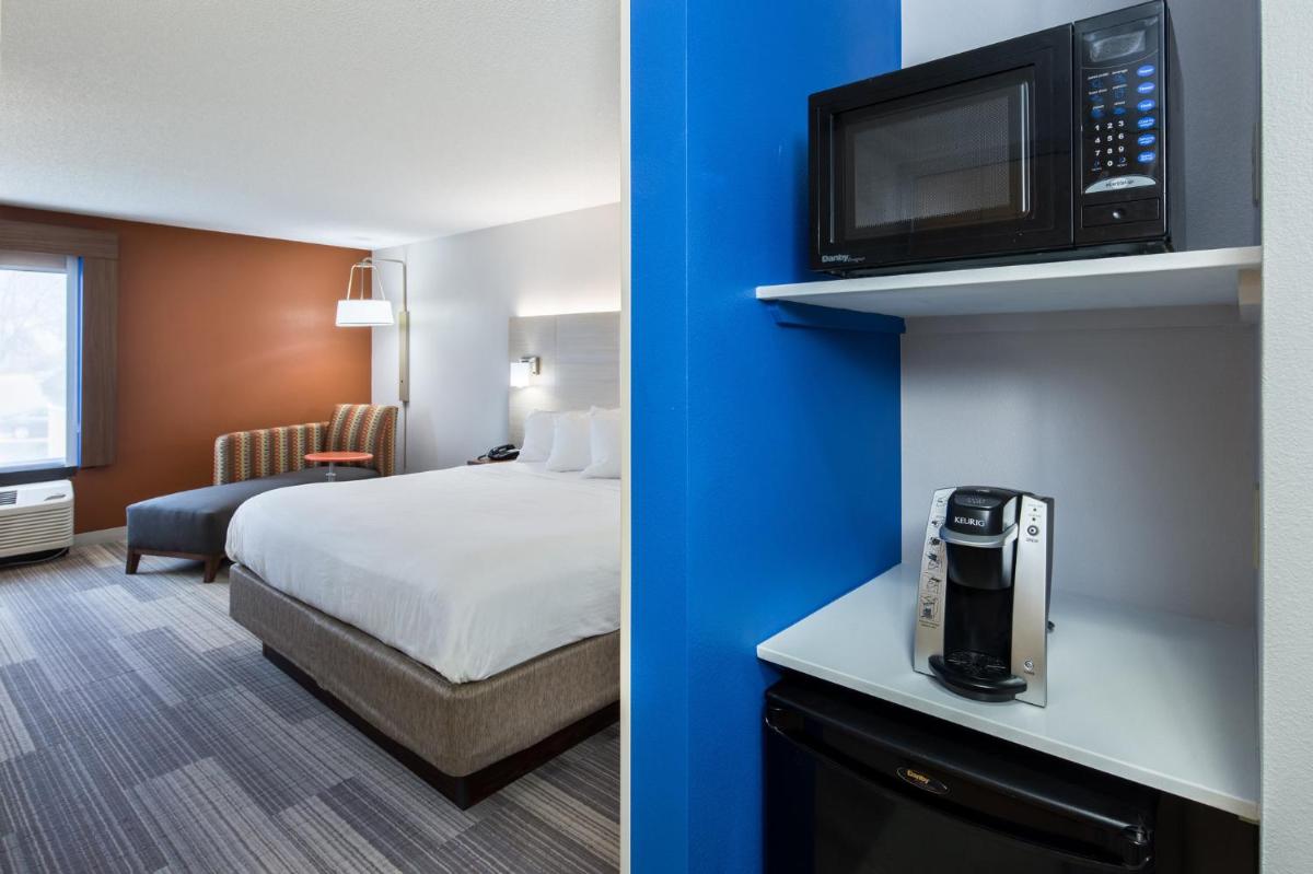 Photo - Holiday Inn Express Cedar Rapids - Collins Road, an IHG Hotel