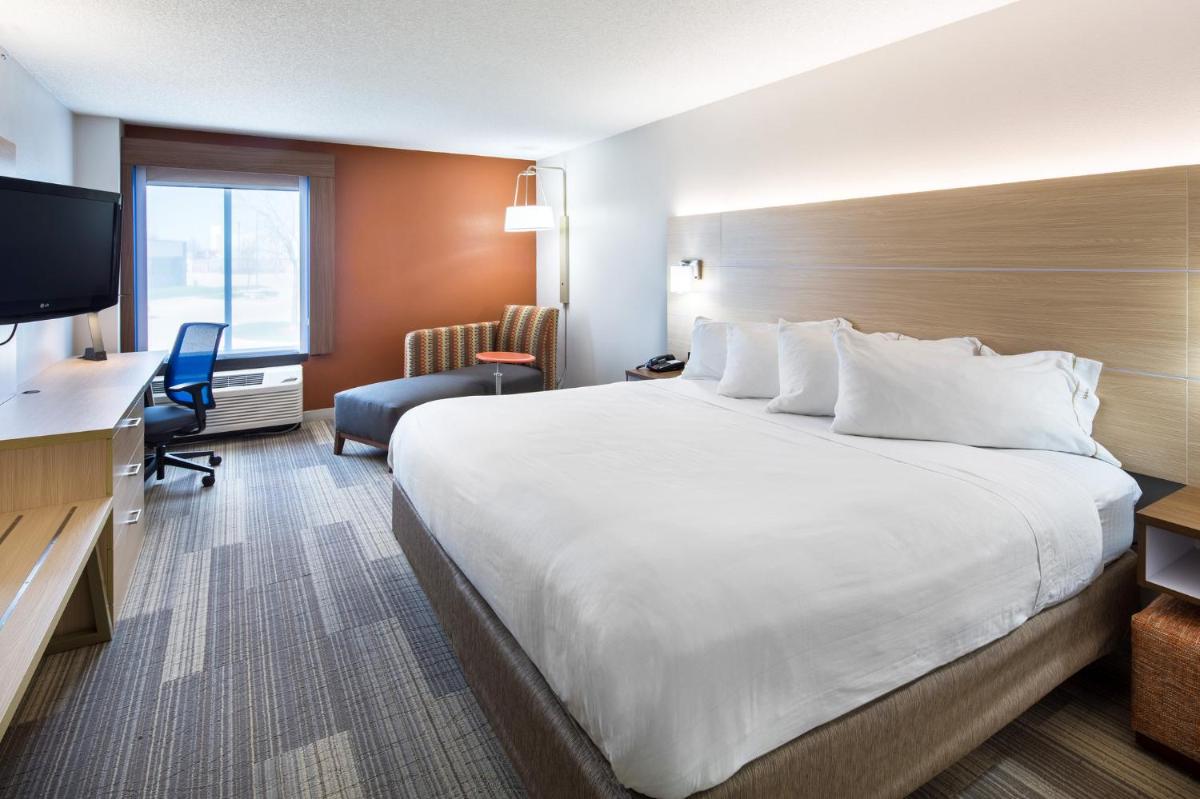 Photo - Holiday Inn Express Cedar Rapids - Collins Road, an IHG Hotel