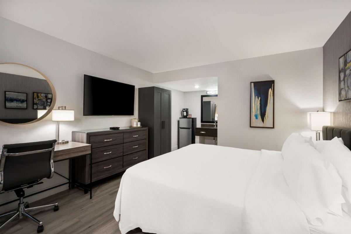 Photo - SureStay Plus Hotel by Best Western Scottsdale North