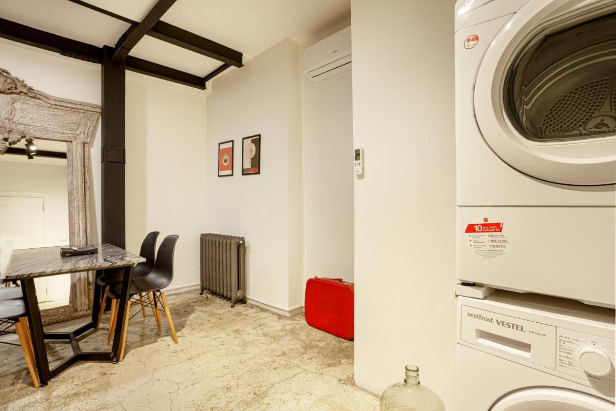 Photo - Amalia by Oval