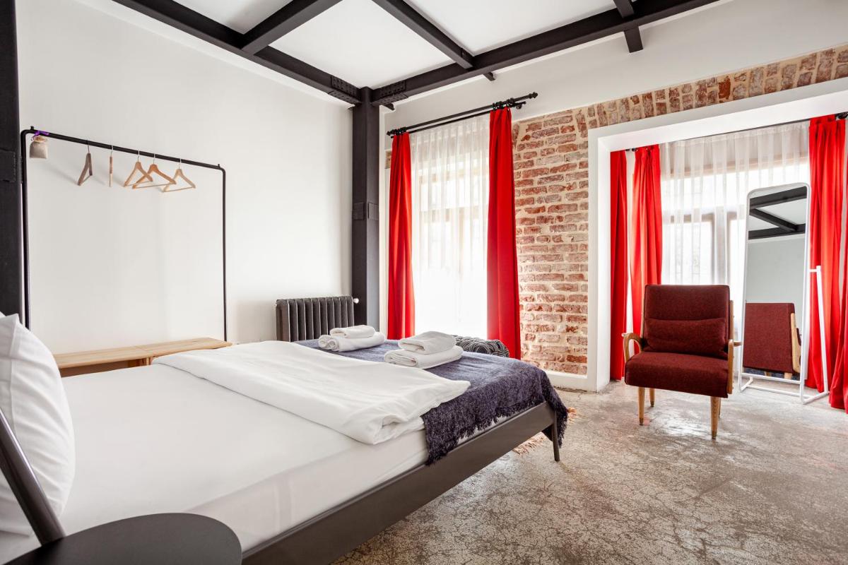 Photo - Amalia by Oval