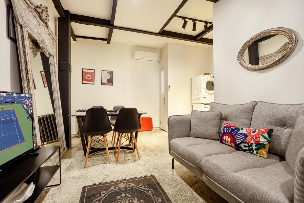 Photo - Amalia by Oval