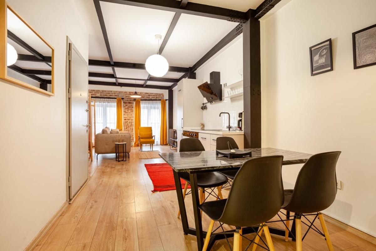 Photo - Amalia by Oval