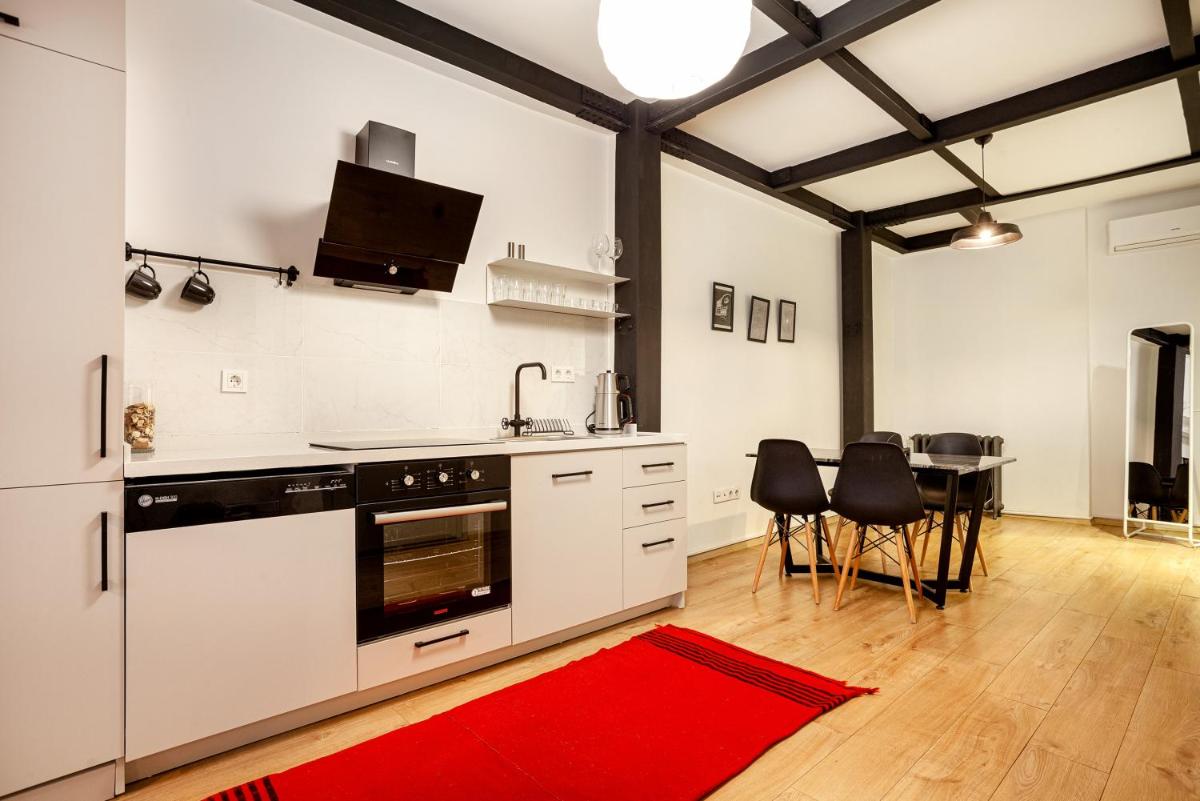 Photo - Amalia by Oval