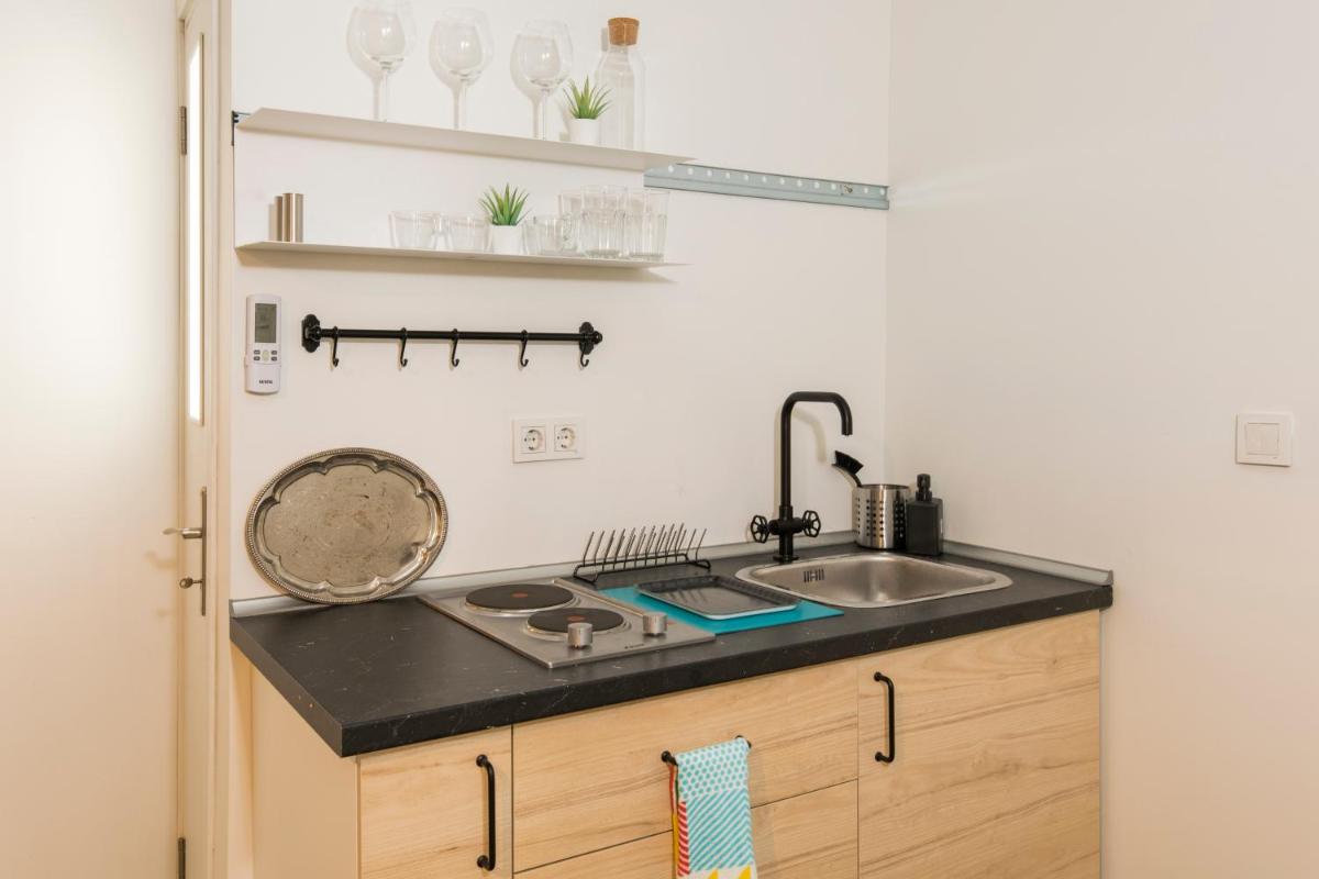 Photo - Amalia by Oval