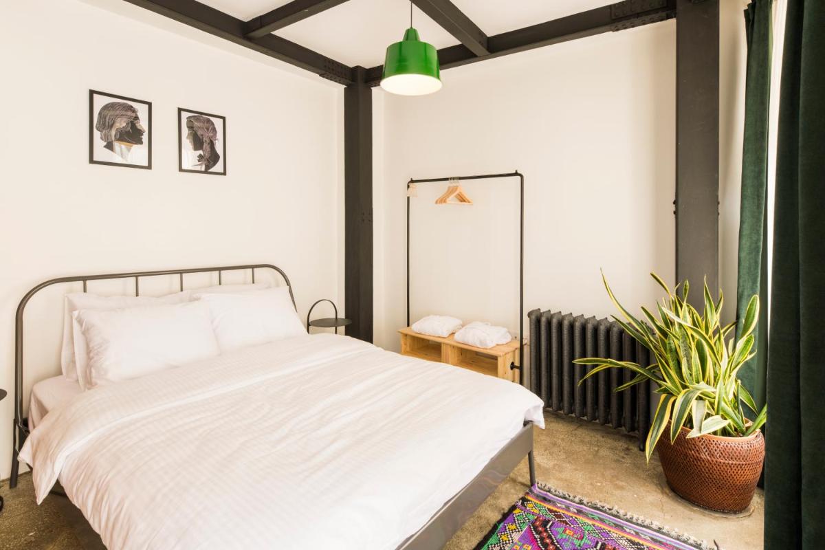 Photo - Amalia by Oval