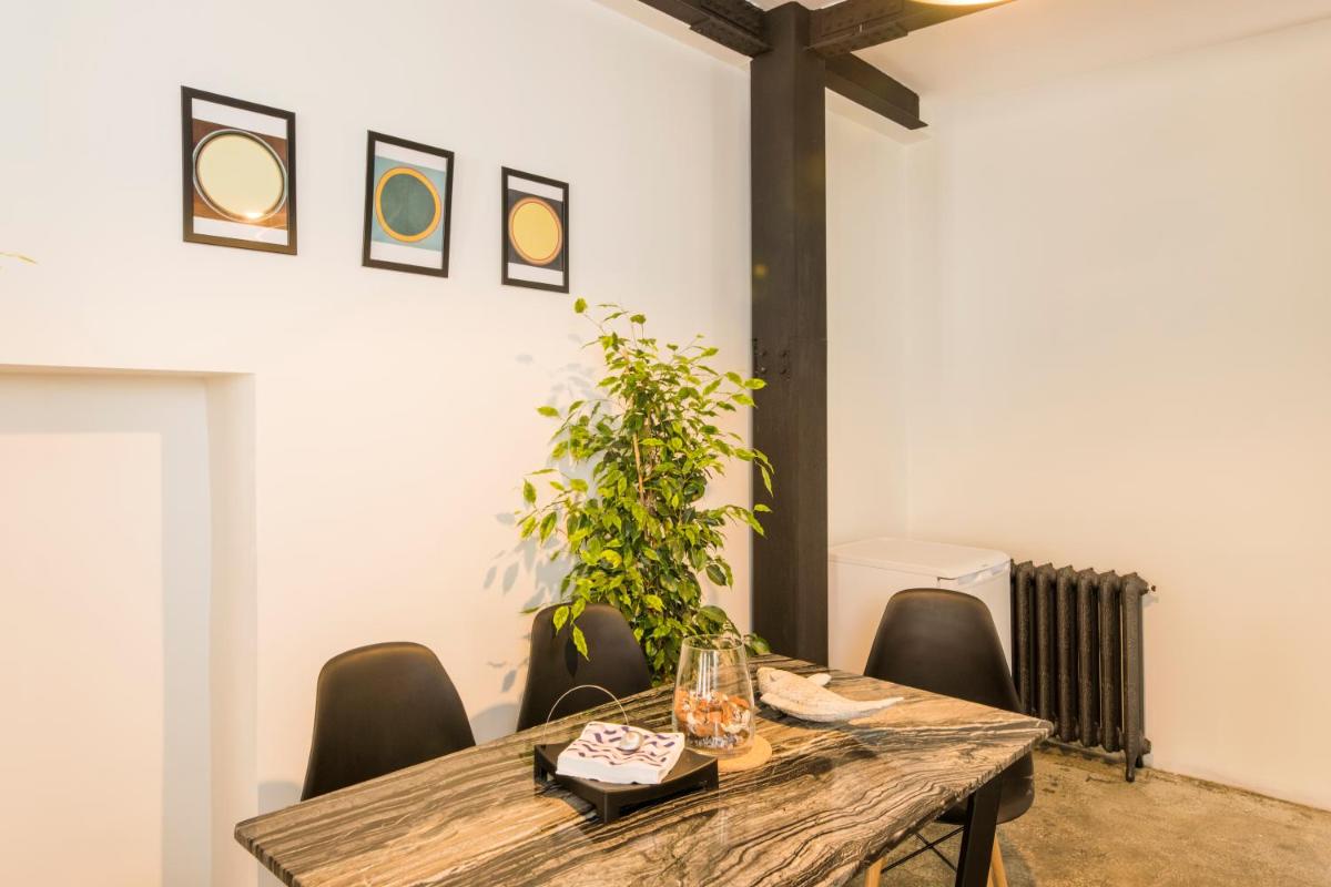 Photo - Amalia by Oval