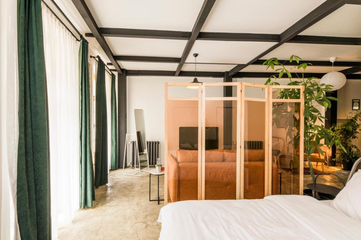 Photo - Amalia by Oval