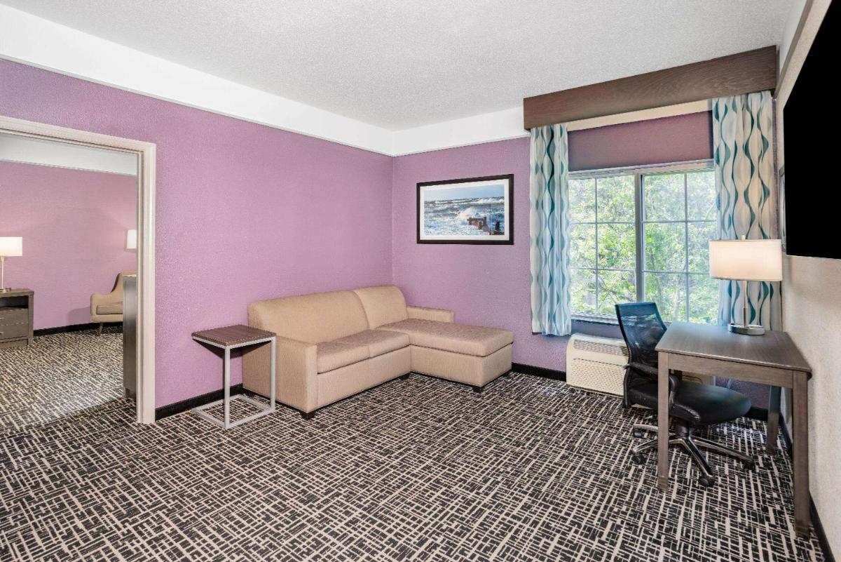 Photo - La Quinta Inn & Suites by Wyndham Norfolk