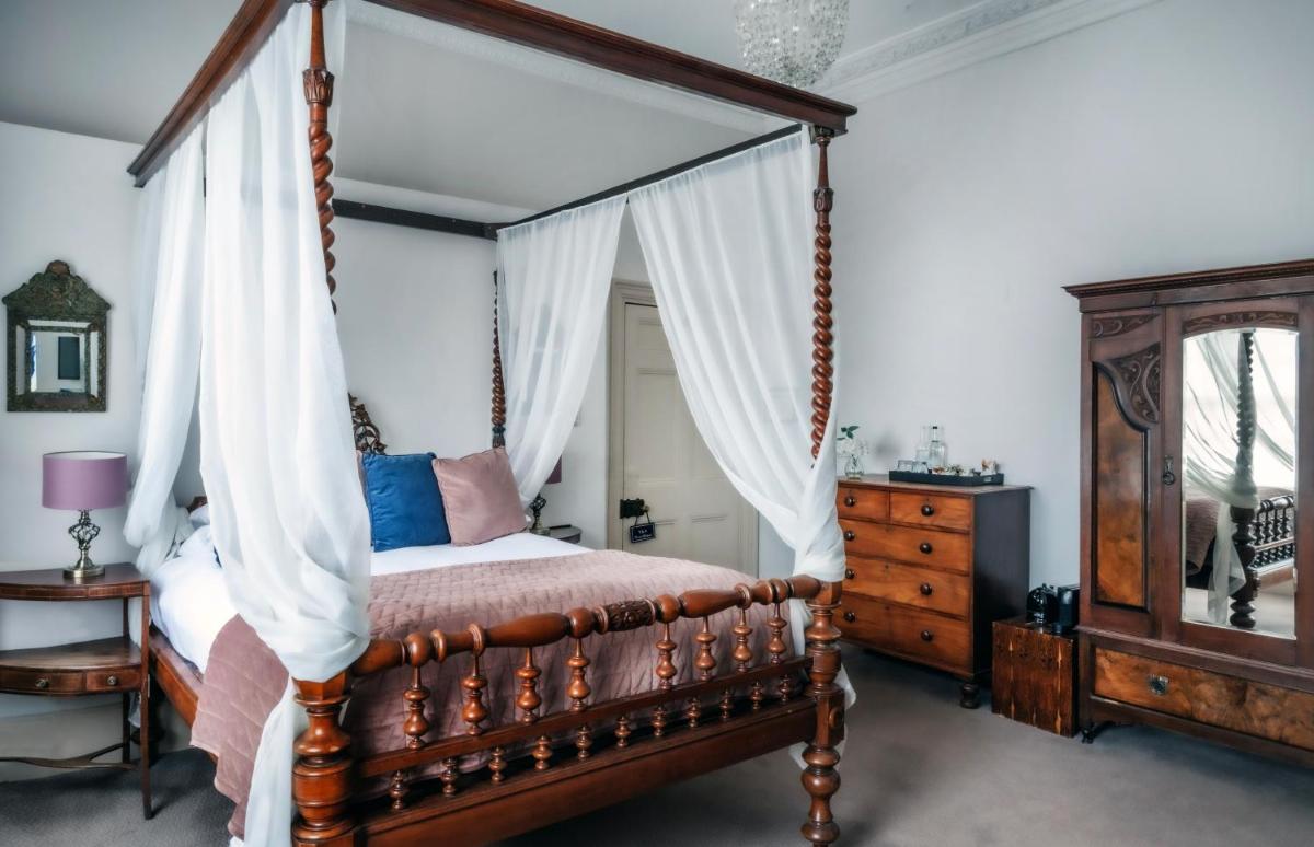 Photo - York & Albany