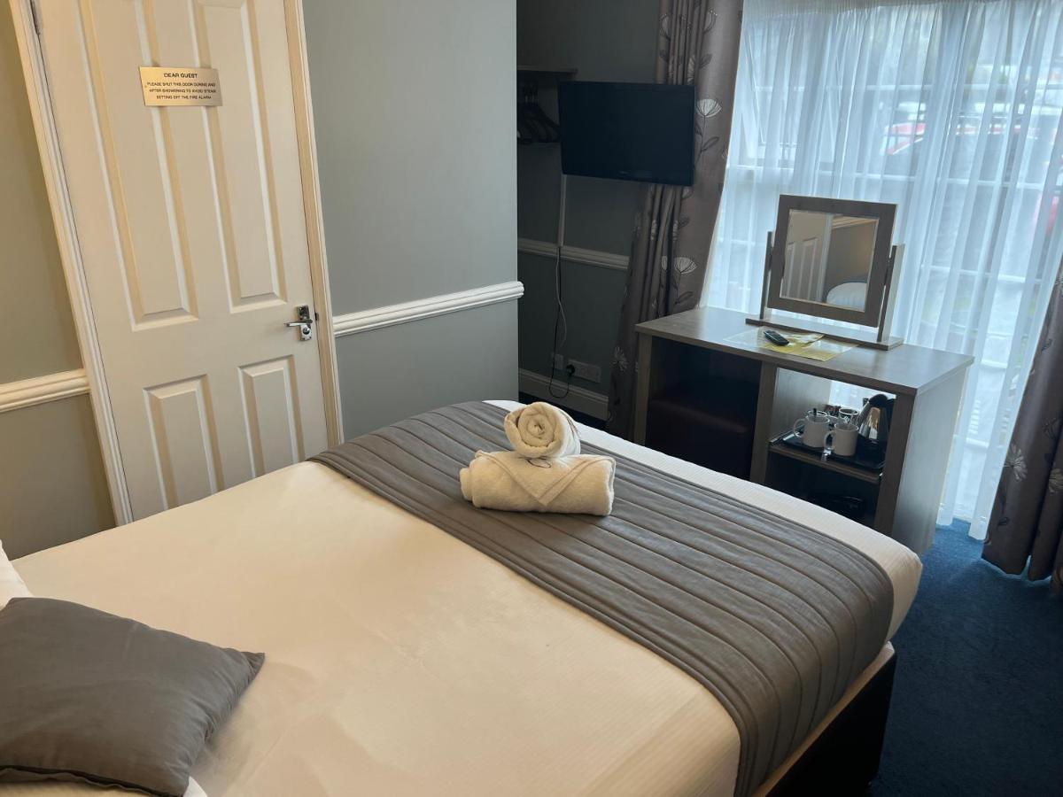 Photo - Corner House Hotel Gatwick with Holiday Parking