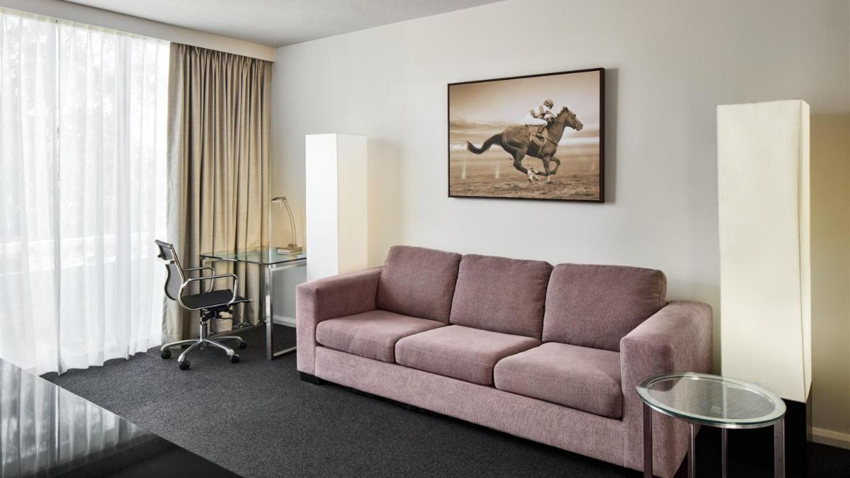 Photo - Holiday Inn Warwick Farm, an IHG Hotel