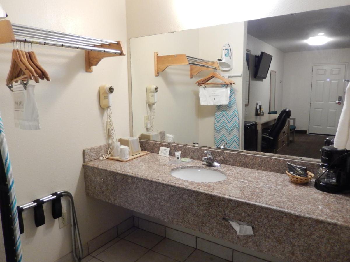 Photo - Executive Inn Pearsall