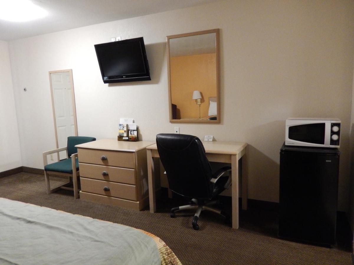 Photo - Executive Inn Pearsall