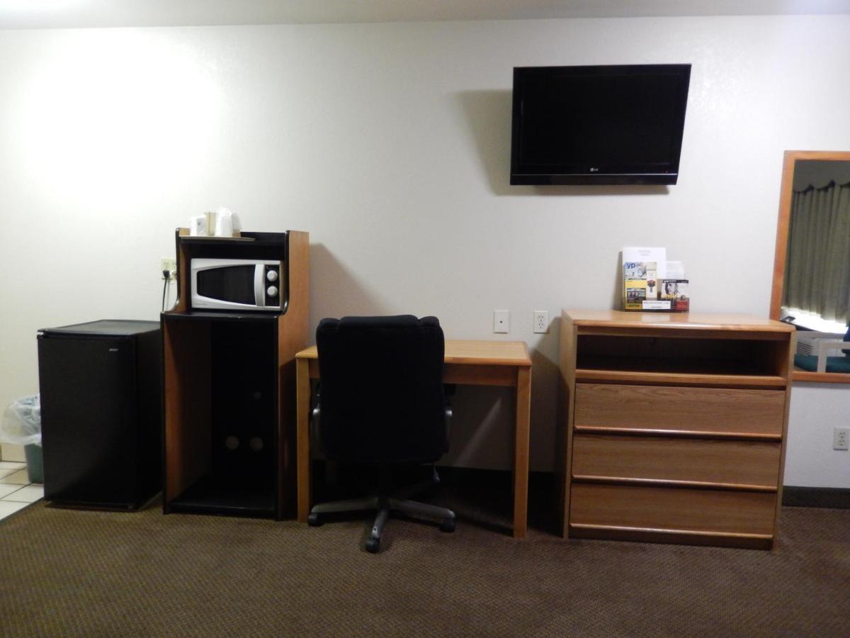 Photo - Executive Inn Pearsall