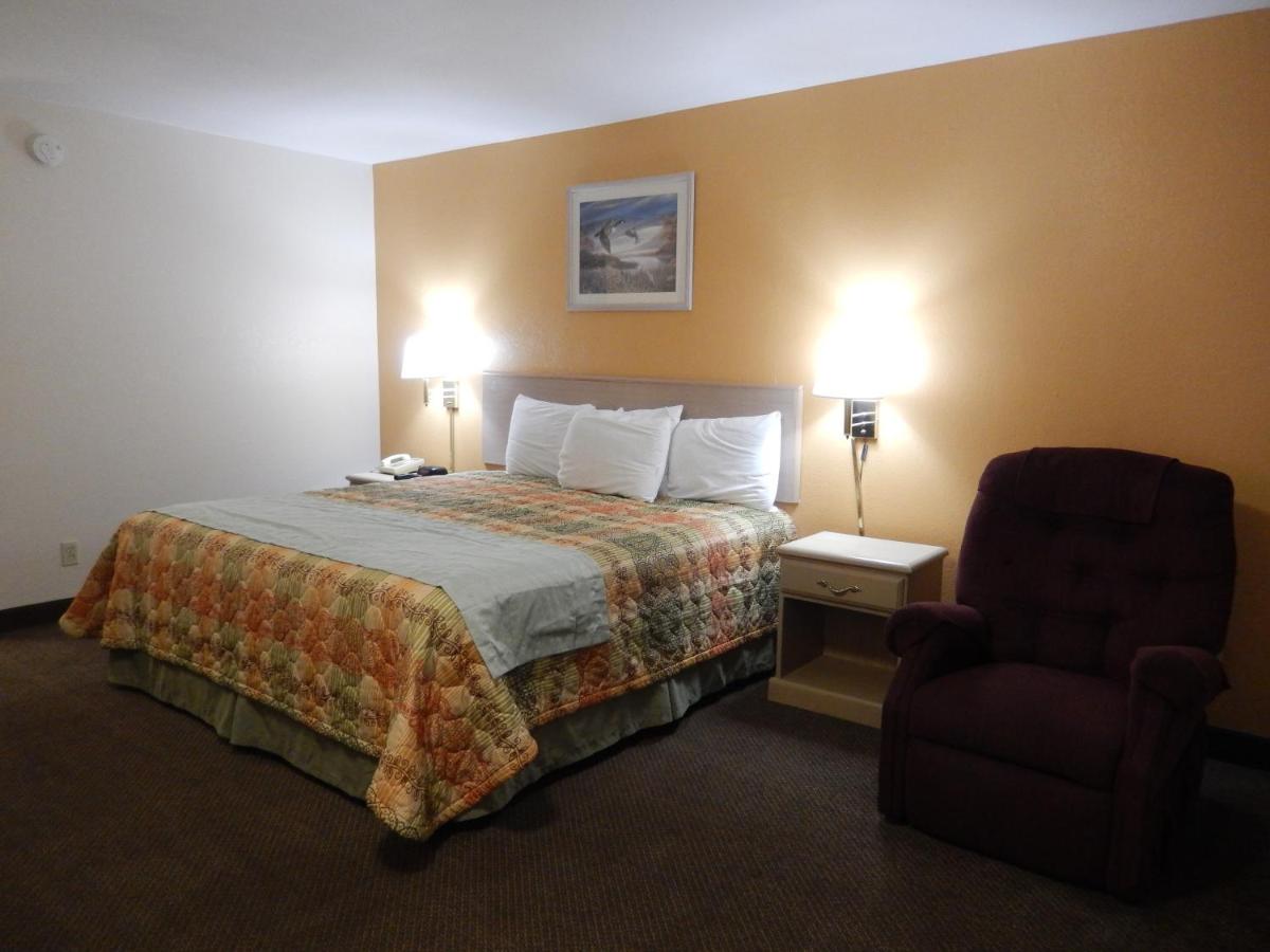 Photo - Executive Inn Pearsall