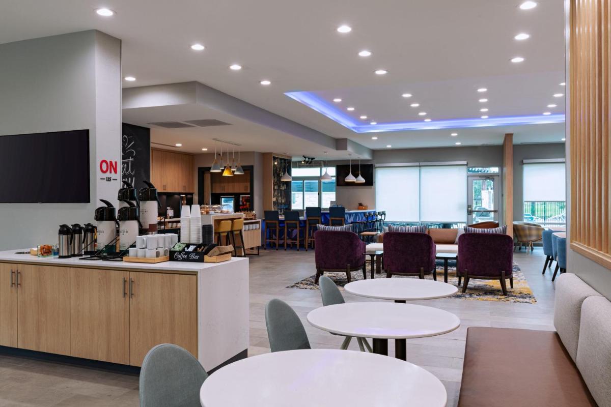 Breakfast seating and serving area at TownePlace Suites by Marriott Stafford Sugar Land