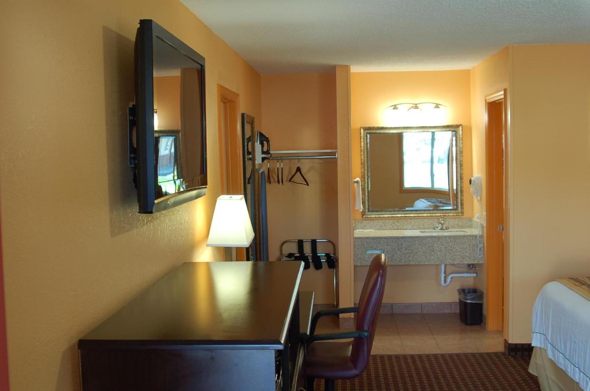 Photo - Budgetel Inn Glens Falls-Lake George-Saratoga