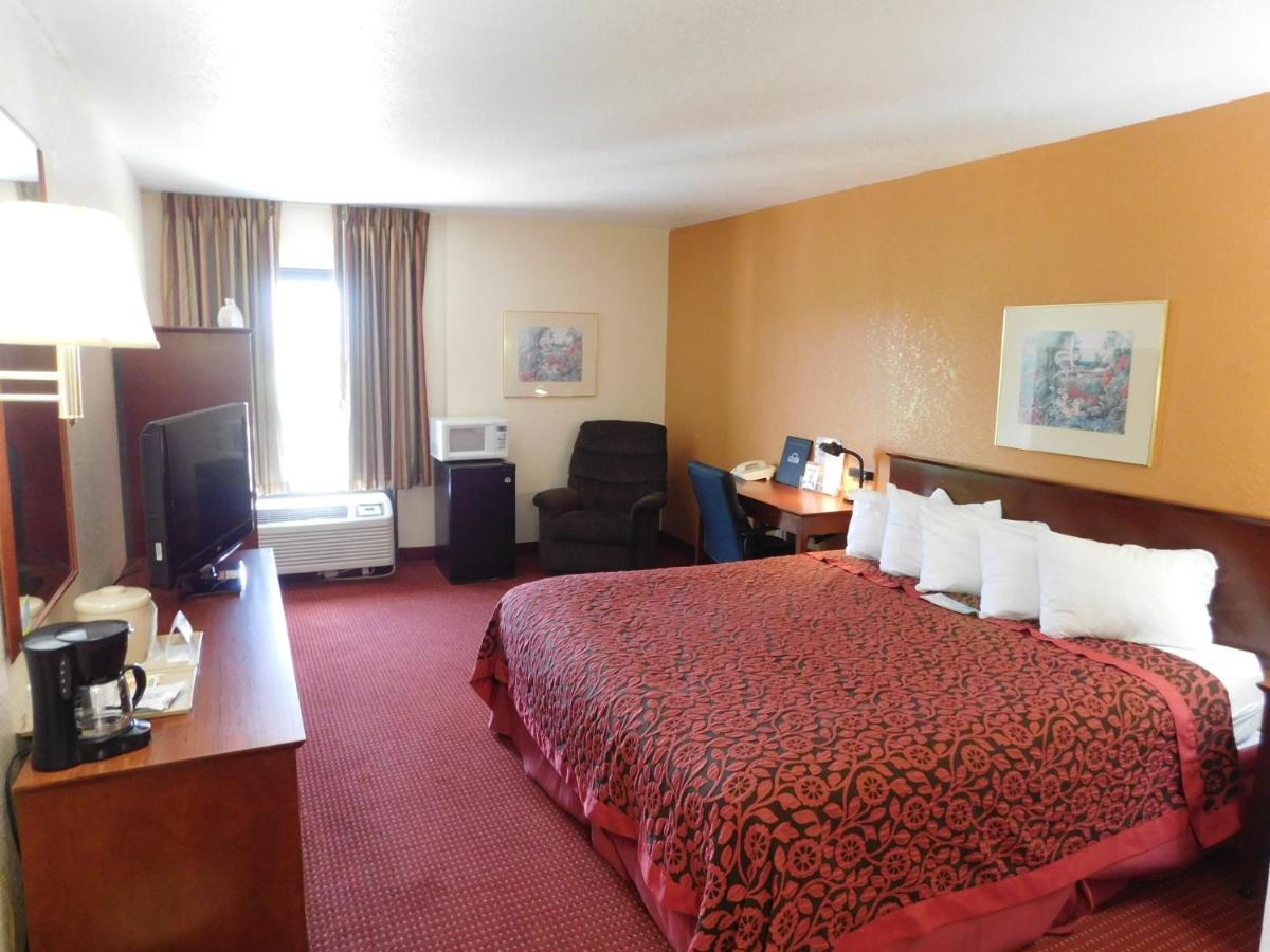 Photo - Days Inn & Suites by Wyndham Cedar Rapids