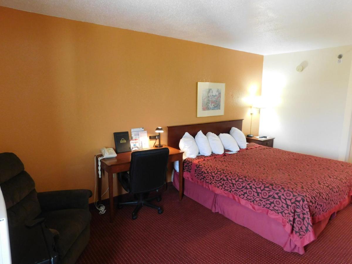 Photo - Days Inn & Suites by Wyndham Cedar Rapids