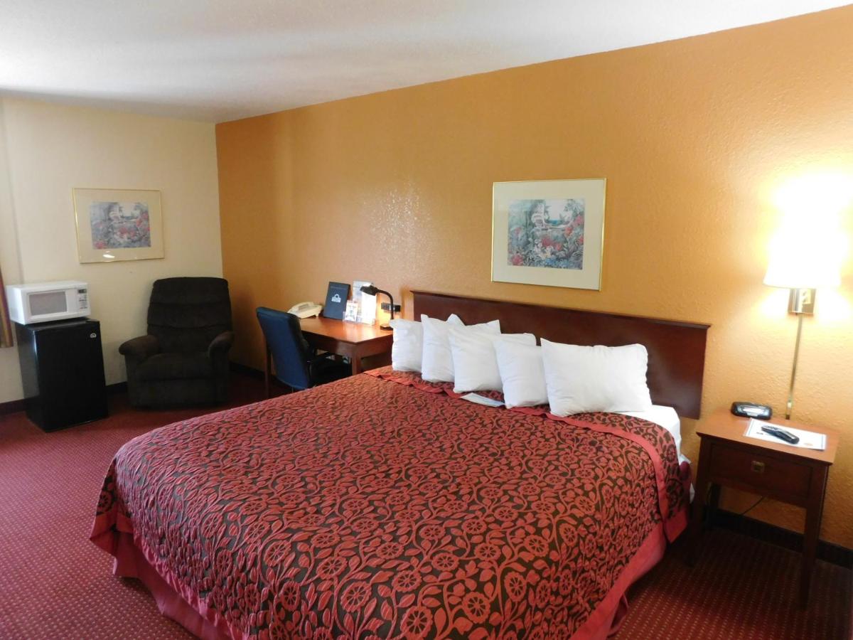 Photo - Days Inn & Suites by Wyndham Cedar Rapids