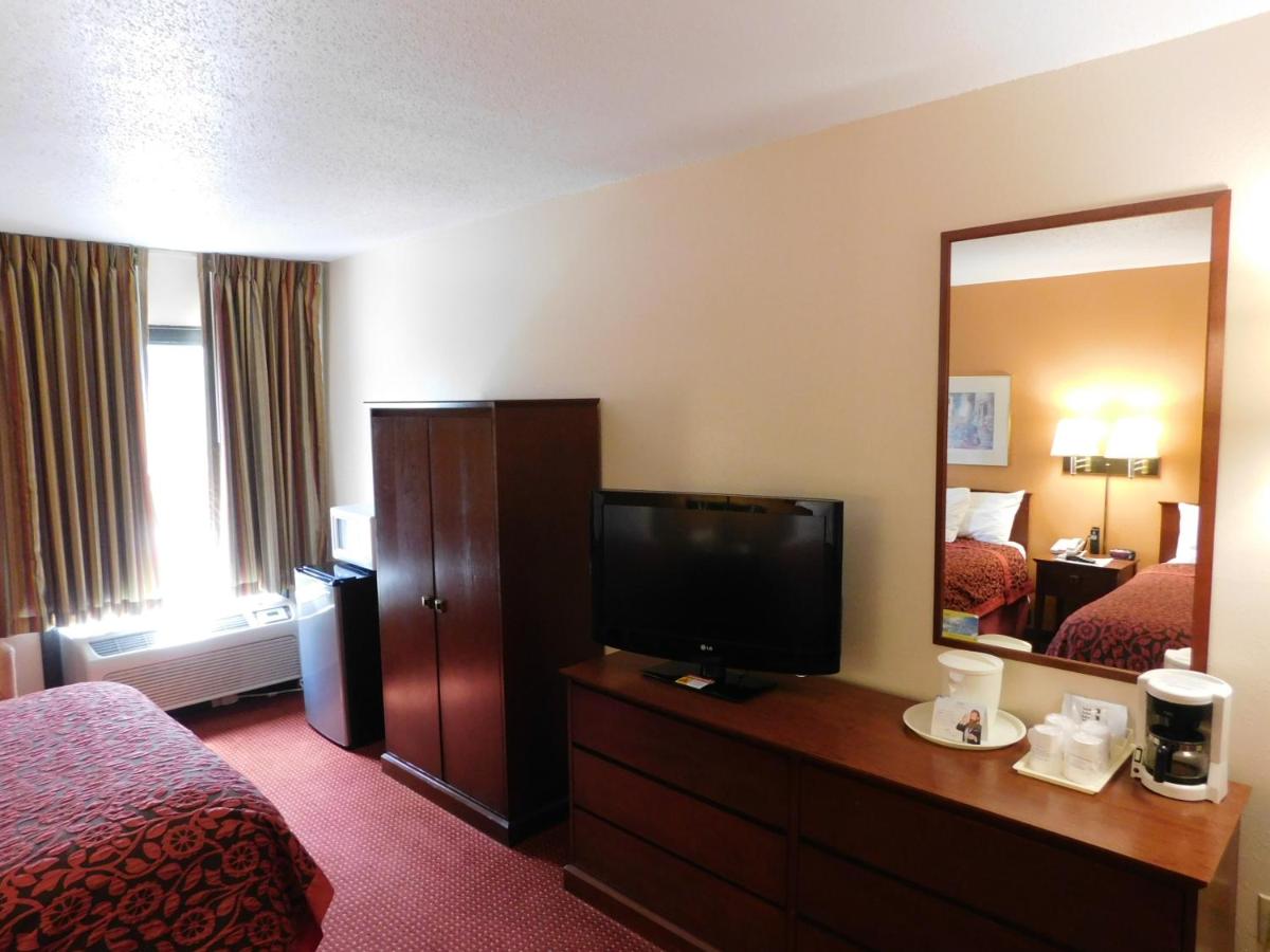 Photo - Days Inn & Suites by Wyndham Cedar Rapids