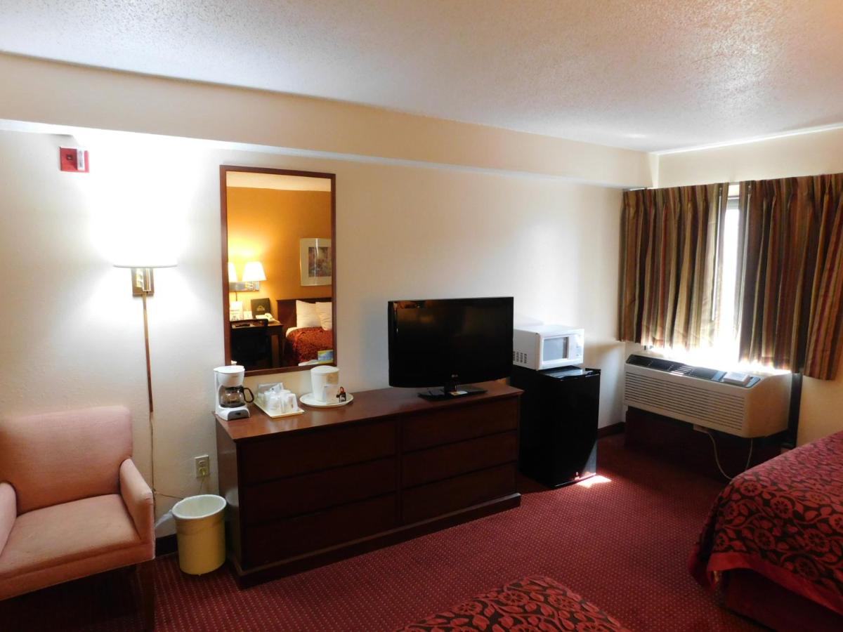 Photo - Days Inn & Suites by Wyndham Cedar Rapids