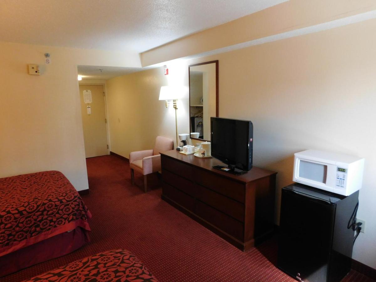 Photo - Days Inn & Suites by Wyndham Cedar Rapids