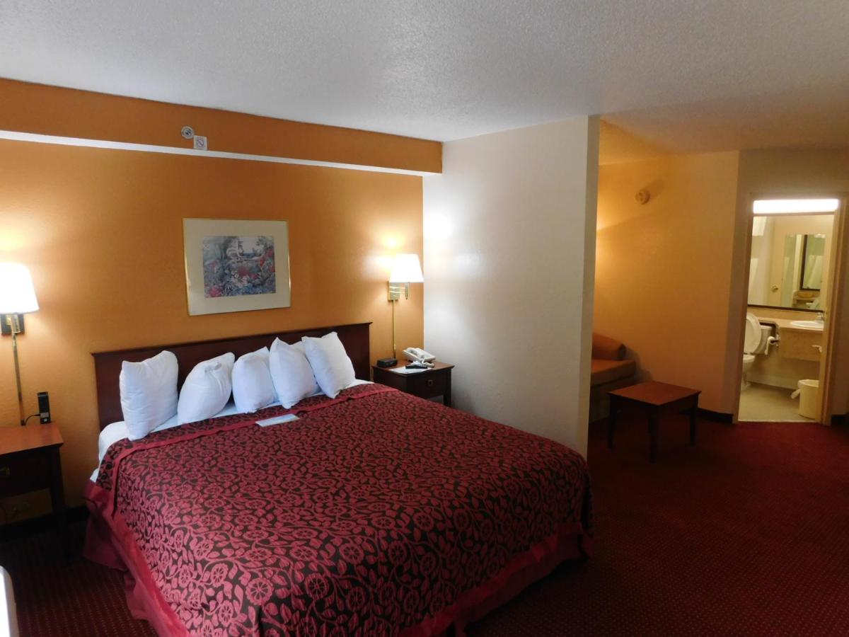 Photo - Days Inn & Suites by Wyndham Cedar Rapids