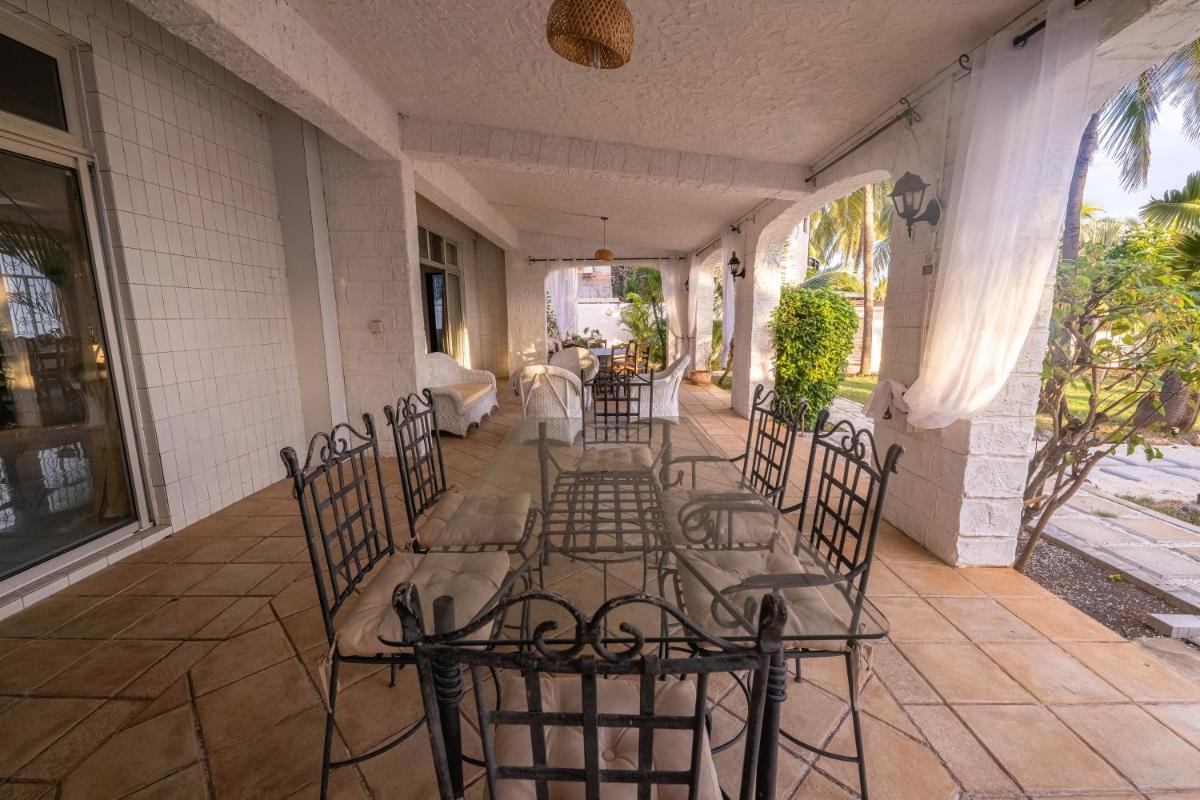 The White Villa Beachfront and Sunset Luxury photo 9