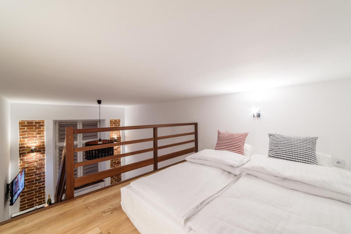Photo - 2 Nights Apartments - great location, right next to Main Rail and Bus Station, 10 min to Main Square