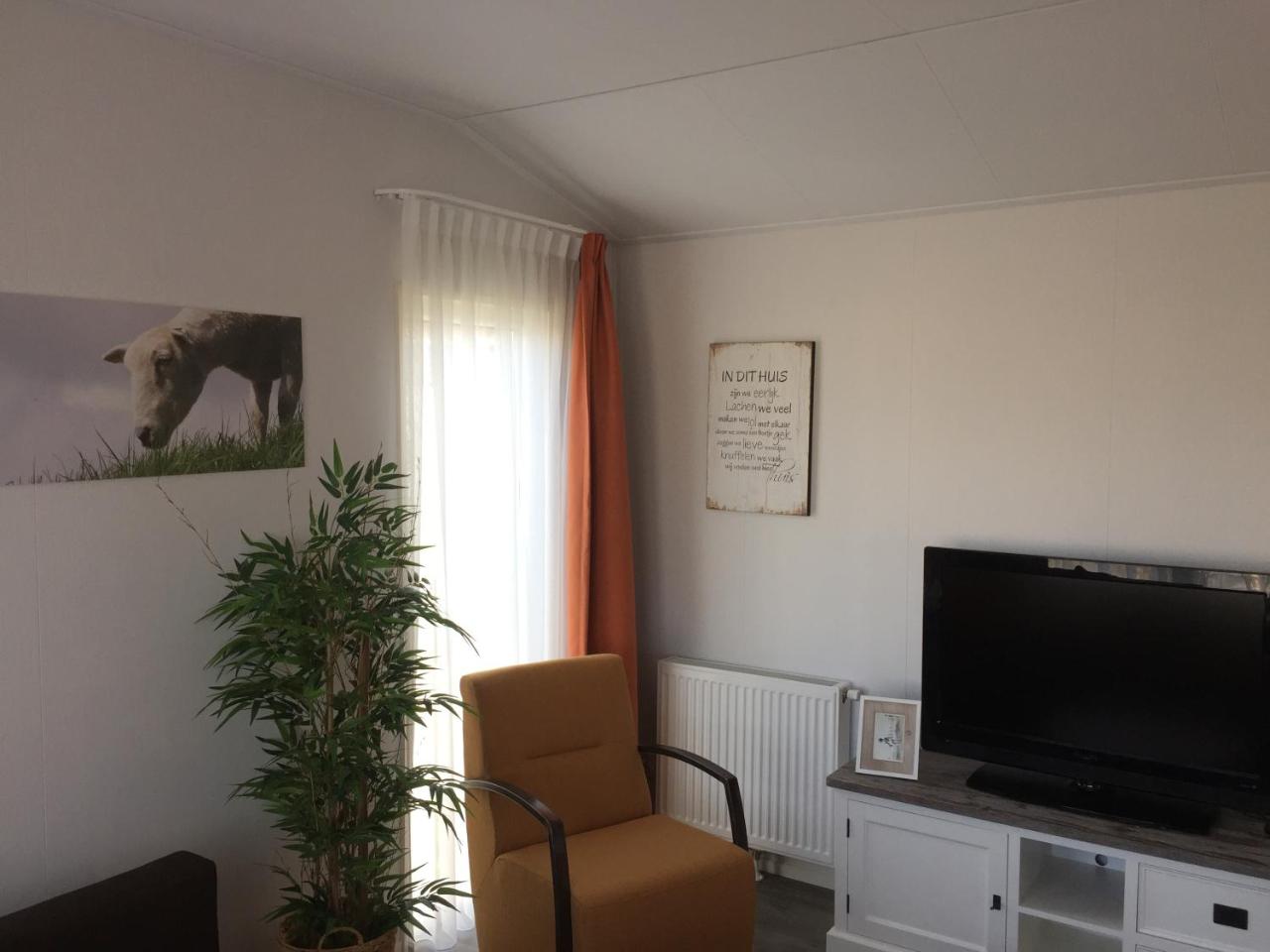 IJsselmeer-chalet nr. 66 photo 3