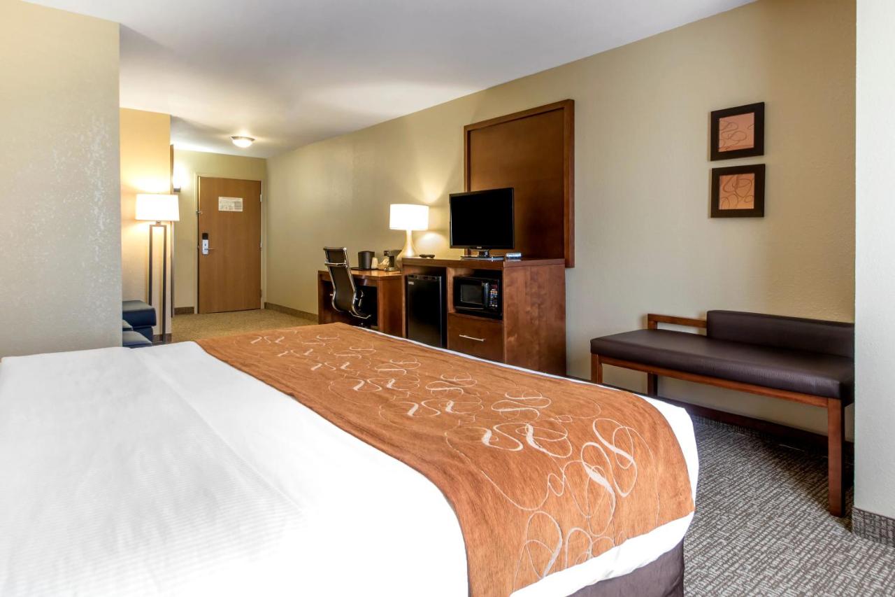 Comfort Suites Johnson Creek Conference Center photo 3