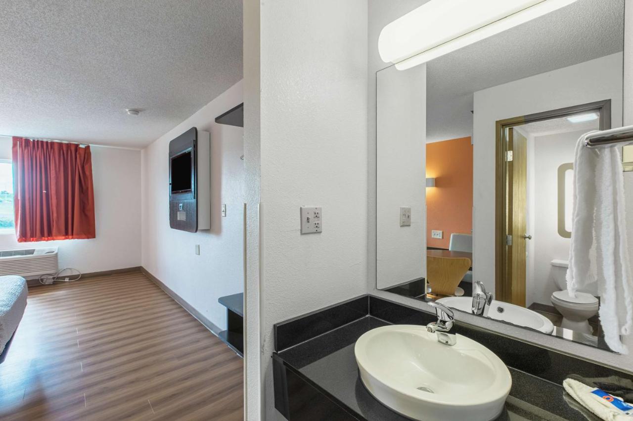 Motel 6 Omaha, NE - Central photo 2
