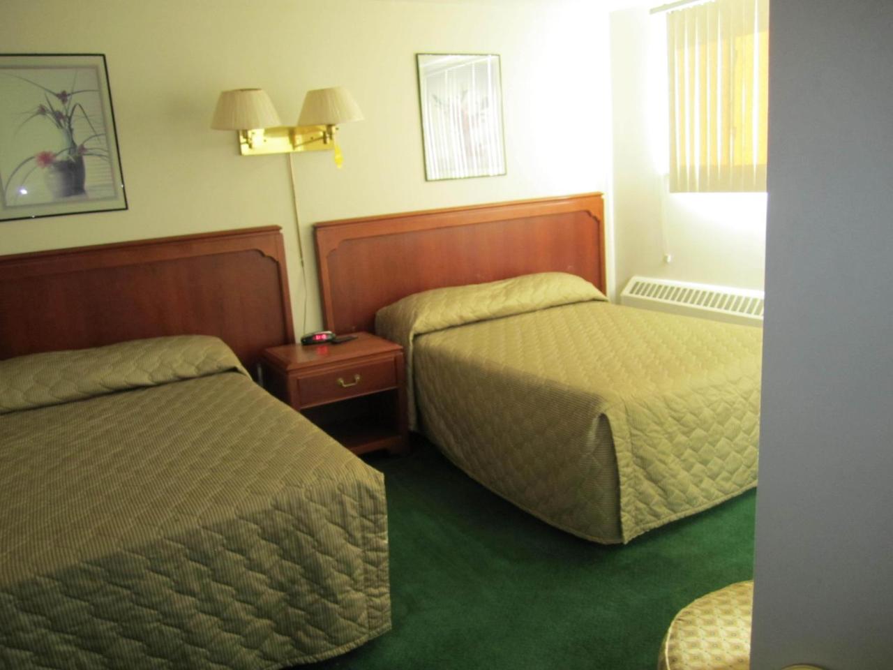 Canadiana Motel photo 3