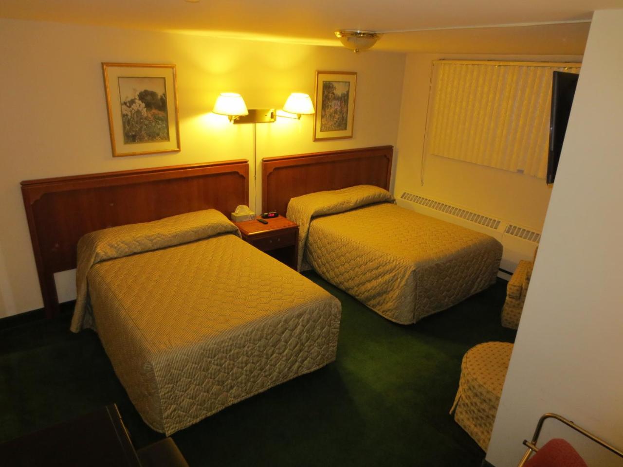 Canadiana Motel photo 2
