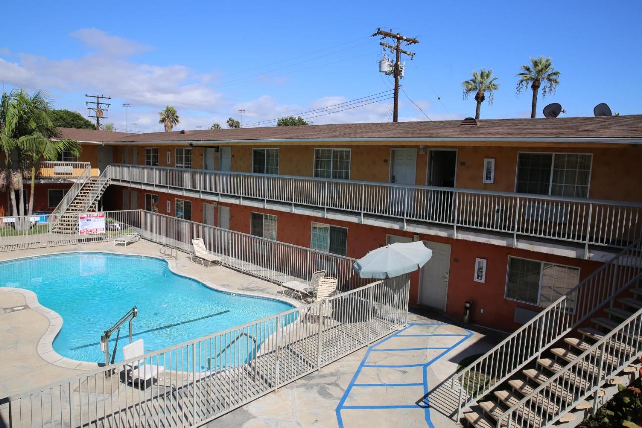 Chateau Inn & Suites photo 3